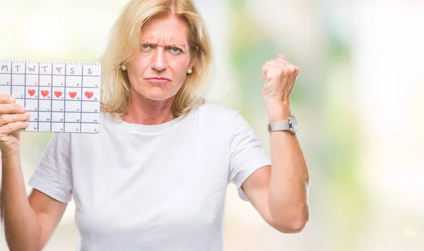 Medelålders Blond Kvinna Håller Menstruation Kalender Ver Isolerade Bakgrund Irriterad — Stockfoto