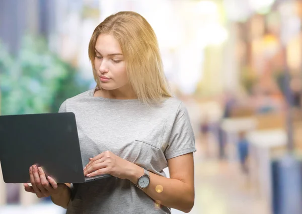 Unga Kaukasiska Kvinna Använder Dator Laptop Över Isolerade Bakgrund Med — Stockfoto