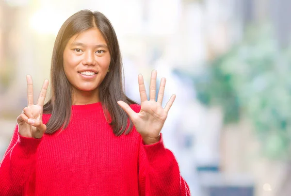 Giovane Donna Asiatica Che Indossa Maglione Invernale Sfondo Isolato Mostrando — Foto Stock