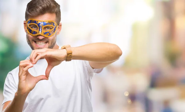 Homem Bonito Jovem Usando Máscara Carnaval Sobre Fundo Isolado Sorrindo — Fotografia de Stock