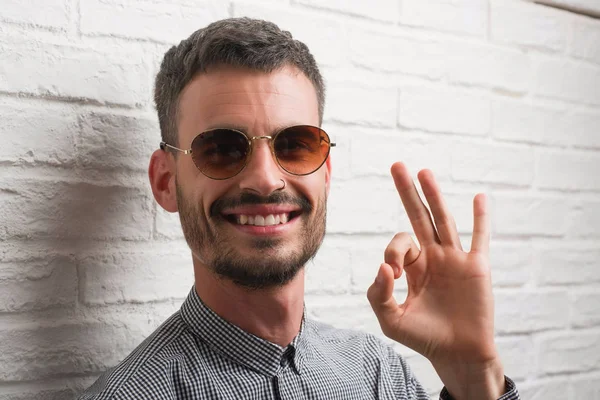 Hombre Adulto Joven Con Gafas Sol Pie Sobre Pared Ladrillo —  Fotos de Stock