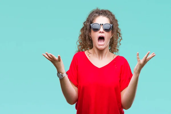 Schöne Brünette Lockige Haare Junge Mädchen Mit Sonnenbrille Über Isoliertem — Stockfoto