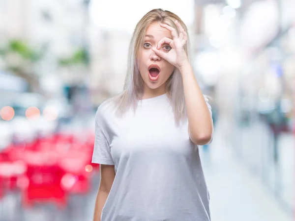 Giovane Donna Bionda Sfondo Isolato Facendo Gesto Scioccato Con Faccia — Foto Stock