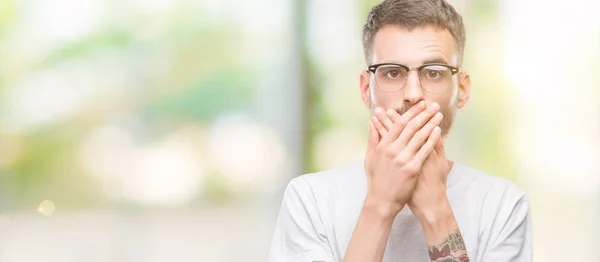 Junge Tätowierte Erwachsene Mann Schockiert Bedeckt Mund Mit Den Händen — Stockfoto