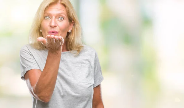 Blonde Frau Mittleren Alters Mit Isoliertem Hintergrund Die Die Kamera — Stockfoto