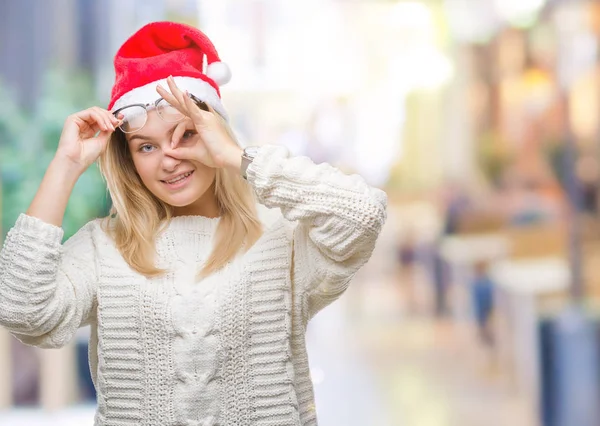 Mladá Kavkazský Žena Nosí Vánoční Čepice Izolované Pozadí Dělá Gesto — Stock fotografie