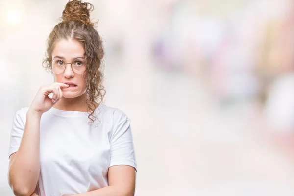 Bella Giovane Ragazza Bruna Capelli Ricci Indossare Occhiali Sfondo Isolato — Foto Stock