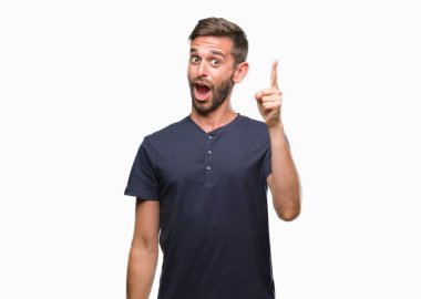 Yakışıklı delikanlı ile başarılı fikir parmağı yukarıyı izole arka plan üzerinde. Çıktıktan ve mutlu. Bir numara.