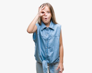 Sürpriz yüz, göz parmaklarının arasından seyir ile genç güzel kız ok jest yapıyor izole arka plan yüzünden şok. İmansız ifade.