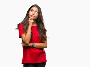 Genç güzel Arap kadın elle çene düşünme hakkında soru, dalgın ifade izole arka plan yüzünden. Düşünceli yüzüyle gülümsüyor. Şüphe kavramı.