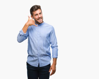 Yakışıklı delikanlı yapıyor gülümseyen izole arka plan üzerinde telefon hareketi ile el ve parmak telefonda konuşuyor gibi. Kavramları iletişim.