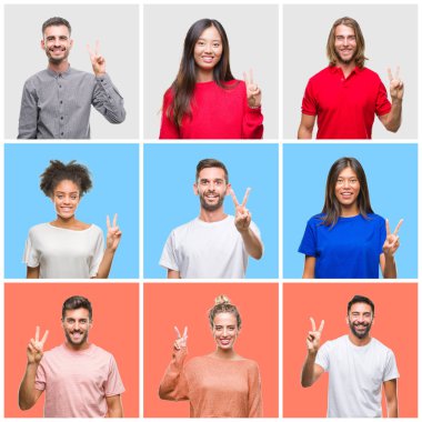 Kolaj üzerinde gösterilen ve parmakları ile işaret renkli izole arka plan gençlerin grup ikincisi ise kendinden emin ve mutlu gülümseyerek.