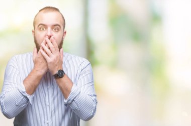 İzole arka plan ağız hata için elleriyle kapsayan şok Genç beyaz hipster adam. Gizli kavramı.