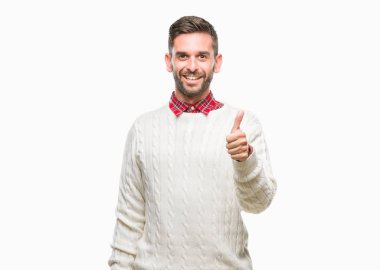 Hareketi el ile mutlu yaşasın yapıyor izole arka plan üzerinde kış kazak giyen genç yakışıklı adam. Kameraya bakarak başarı gösteren ile ifade onaylama.