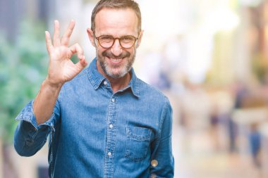 İzole arka plan el ve parmaklar ok işaretiyle yapıyor olumlu gülümseyen üzerinde gözlük takan orta yaş ağarmış komuta sizde. Başarılı ifade.