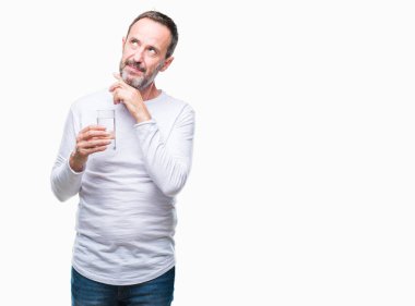 Orta yaş ağarmış komuta sizde üzerinde bardak su içme arka plan ciddi bir yüz düşünme hakkında soru, çok karışık fikir izole