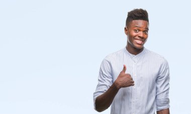 Afrikalı-Amerikalı genç hareketi el ile mutlu yaşasın yapıyor izole arka plan üzerinde. Kameraya bakarak başarı gösteren ile ifade onaylama.