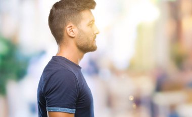 Yakışıklı delikanlı izole arka tarafına, seyir üzerinde dinlenmek doğal yüz emin gülümseme ile pozuyla profili.