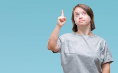 Down sendromlu başarılı fikirle parmağı yukarıyı izole arka plan üzerinde Genç Yetişkin kadın. Çıktıktan ve mutlu. Bir numara.