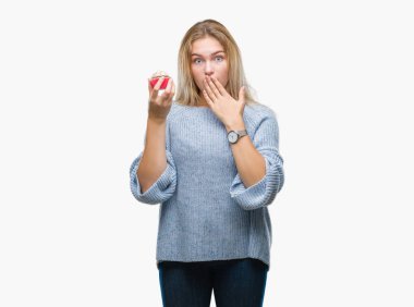 Hata, korku, sessizlik içinde gizli kavramı korkmuş ifade için utanç ile izole arka kapak ağız el ile üzerinden tatlı kek yeme genç kafkas kadın şok