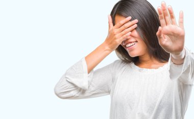 Genç Asyalı kadın izole elleriyle gözlerini kapsayan arka plan ve stop jest ile acı ve korku ifadesi. Utandım ve negatif kavramı.