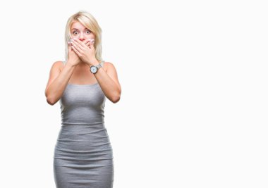 Genç güzel sarışın kadın izole arka plan ağız hata için elleriyle kapsayan şok yüzünden. Gizli kavramı.