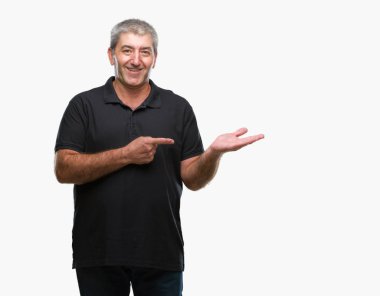 Yakışıklı komuta sizde üzerinden hayran ve el ile sunulması ve parmak ile işaret ederken kameraya gülümseyen izole arka plan.