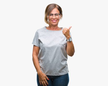 Orta yaş üst düzey İspanyol kadın hareketi el ile mutlu yaşasın yapıyor izole arka plan üzerinde gözlük takıyorum. Kameraya bakarak başarı gösteren ile ifade onaylama.