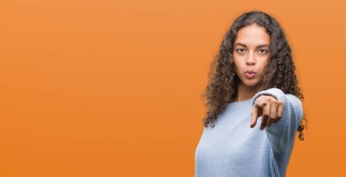 Güzel genç İspanyol kadın kamera ve size, el işareti, pozitif ve kendinden emin bir jest ön parmak ile işaret