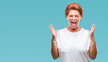 Atrractive üst düzey beyaz Kızıl saçlı kadın yüzünden arka plan deli kutluyor izole ve crazy arms ile başarı için kaldırdı ve heyecanlı çığlık gözler kapalı. Kazanan kavramı