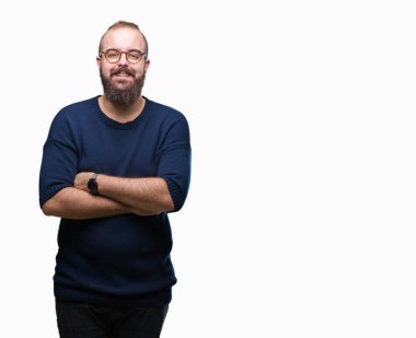 İzole arka plan mutlu yüz ile gülümseyen üzerinde güneş gözlüğü takmış Genç beyaz hipster adam kameraya seyir silah geçti. Olumlu bir kişi.