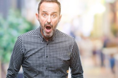 Orta yaş ağarmış komuta sizde korkmuş ve şok sürpriz ifade ile izole arka plan üzerinde korku ve yüz heyecanlı.