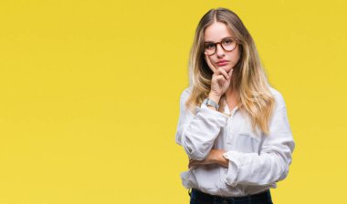 Genç güzel sarışın iş kadını gözlüklü düşünme izole arka plan bakmaktan yorgun ve sıkılmış çapraz silah depresyon sorunları ile.