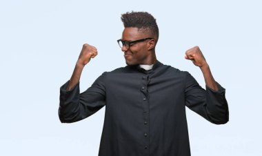 İzole arka kol kasları gururlu gülümseyen gösterilen genç Afro-Amerikan rahip adam. Fitness kavramı.