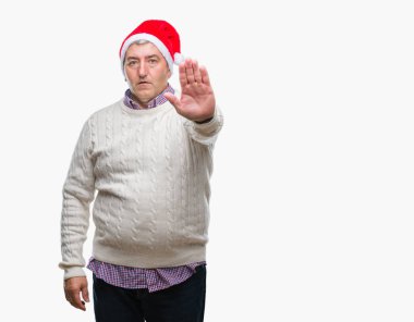 Üst düzey yakışıklı Noel şapka üzerinde arka plan elin avuç durağı şarkı yapıyor izole. Negatif ve ciddi bir jest yüz ifadesiyle uyarı.