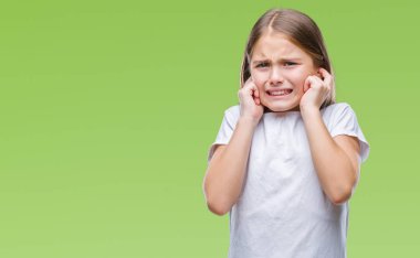 Yüksek sesle müzik gürültü rahatsız ifade parmaklarıyla kulaklarıyla kapsayan izole arka plan üzerinde genç güzel kız. Sağır kavramı.