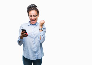 Genç gururlu çığlık ve zafer ve başarı çok heyecanlı, kutluyor izole arka plan üzerinde akıllı telefon kullanan saç Afro-Amerikan iş kız duygu tezahürat örgülü