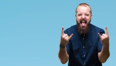 Genç beyaz hipster adam deli ifade rock simge elle yapıyor ile bağırarak izole arka plan üzerinde. Müzik yıldızı. Ağır kavramı.