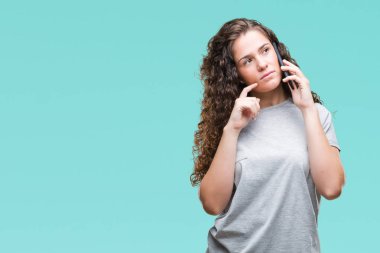 Genç esmer kız Smartphone'da izole arka plan ciddi bir yüz düşünme üzerinde ilgili soru, çok karışık fikir konuşuyor.