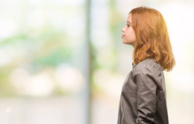 İzole arka tarafına, arayan genç güzel kadın dinlenmek doğal yüz emin gülümseme ile pozuyla profili.