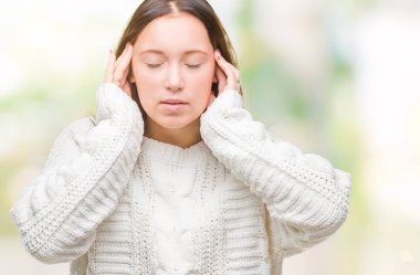 Yüksek sesle müzik gürültü rahatsız ifade parmaklarıyla kulaklarıyla kapsayan izole arka plan üzerinde kış kazak giyen genç güzel beyaz kadın. Sağır kavramı.