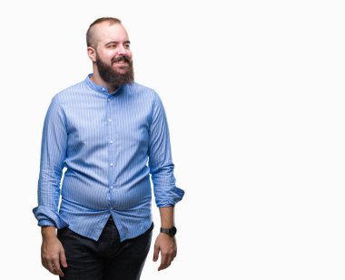 İzole arka plan uzak tarafına gülümseme ile yüzünde, doğal ifade seyir üzerinde genç beyaz hipster adam. Kendine güvenen gülüyor.
