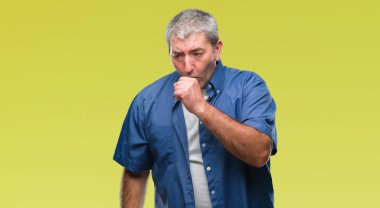 Duygu iyi ve soğuk veya bronşit için semptom olarak öksürük izole arka plan üzerinde yakışıklı komuta sizde. Sağlık kavramı.