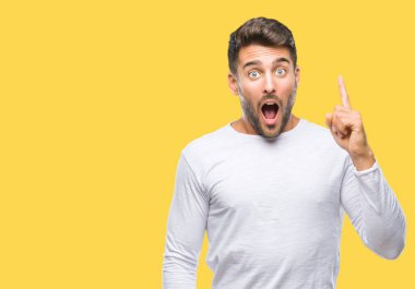 Yakışıklı delikanlı ile başarılı fikir parmağı yukarıyı izole arka plan üzerinde. Çıktıktan ve mutlu. Bir numara.