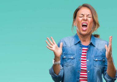 İzole arka plan çılgın ve kızgın bağırarak ve agresif ifade ve silah kaldırdı bağırmaya orta yaş İspanyol kadın kıdemli. Hayal kırıklığı kavramı.