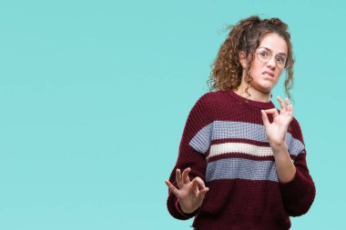 Güzel esmer kıvırcık saçlı Genç kız izole arka plan üzerinde gözlük tiksinti ifadesi, memnun ve korkulu tiksinti yüz yapıyorsun çünkü nefret tepki. Elleriyle kaldırdı. Sinir bozucu kavramı.