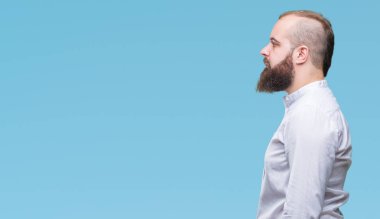 İzole arka tarafına, arayan genç beyaz hipster adam sakin ol kendine güvenen gülümseme ile doğal yüz pozuyla profili.