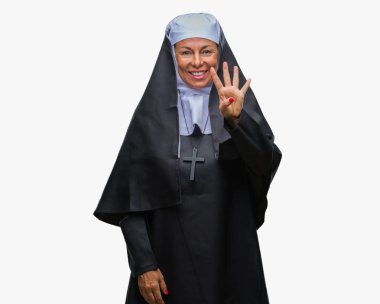 Orta yaş üst düzey Hıristiyan Katolik Rahibe kadın gösterilen ve parmakları ile işaret izole arka plan yüzünden kendinden emin ve mutlu gülümseyerek süre dört numara.