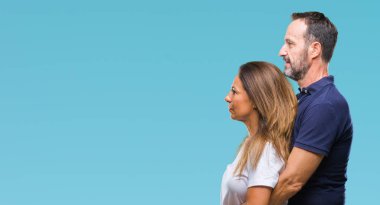 Orta yaş İspanyol rahat çift izole arka tarafına, seyir üzerinde dinlenmek doğal yüz emin gülümseme ile pozuyla profili.