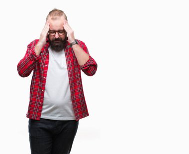 Çünkü üzerinde gözlük takan Genç beyaz hipster adam arka plan baş baş ağrısı için el ile izole stres. Migren muzdarip.